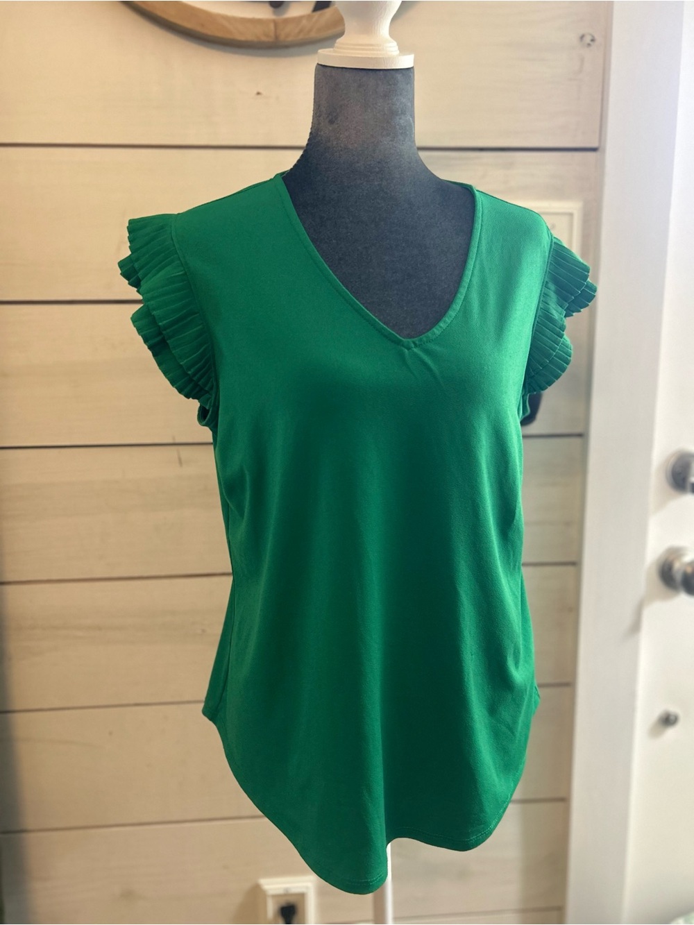 Adrianna Papell Emerald Green V-Neck Pleated Sleeve Top